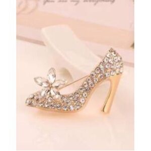 Elegant Gold Crystal-Embellished Women's Heel Brooch